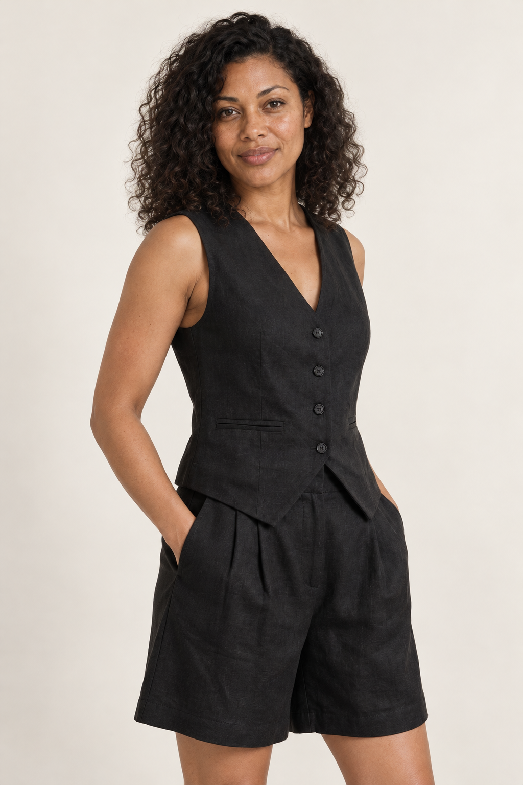 Linen-look two piece set with tailored vest and pleated shorts in black