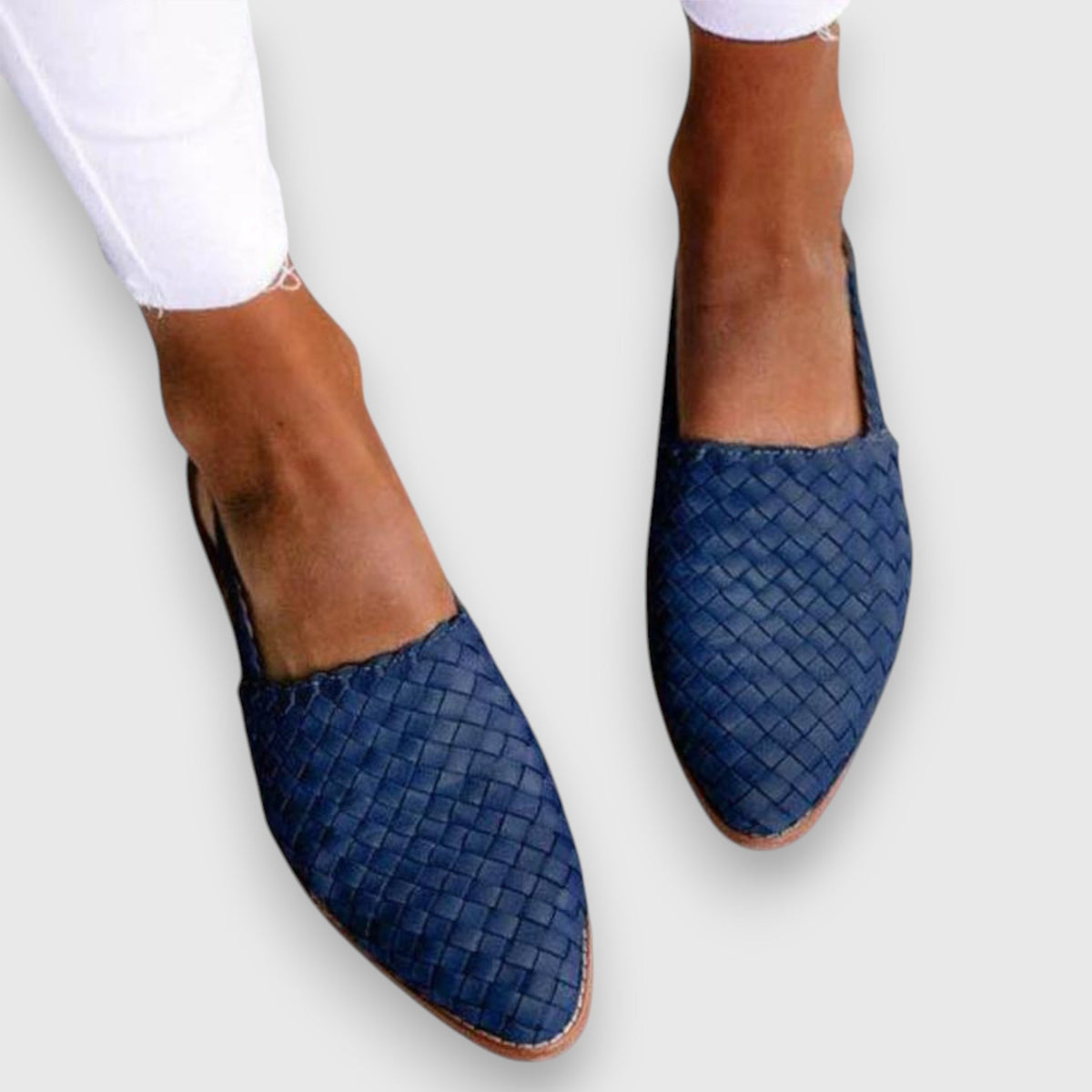 Woven flat sandals with closed toe in blue