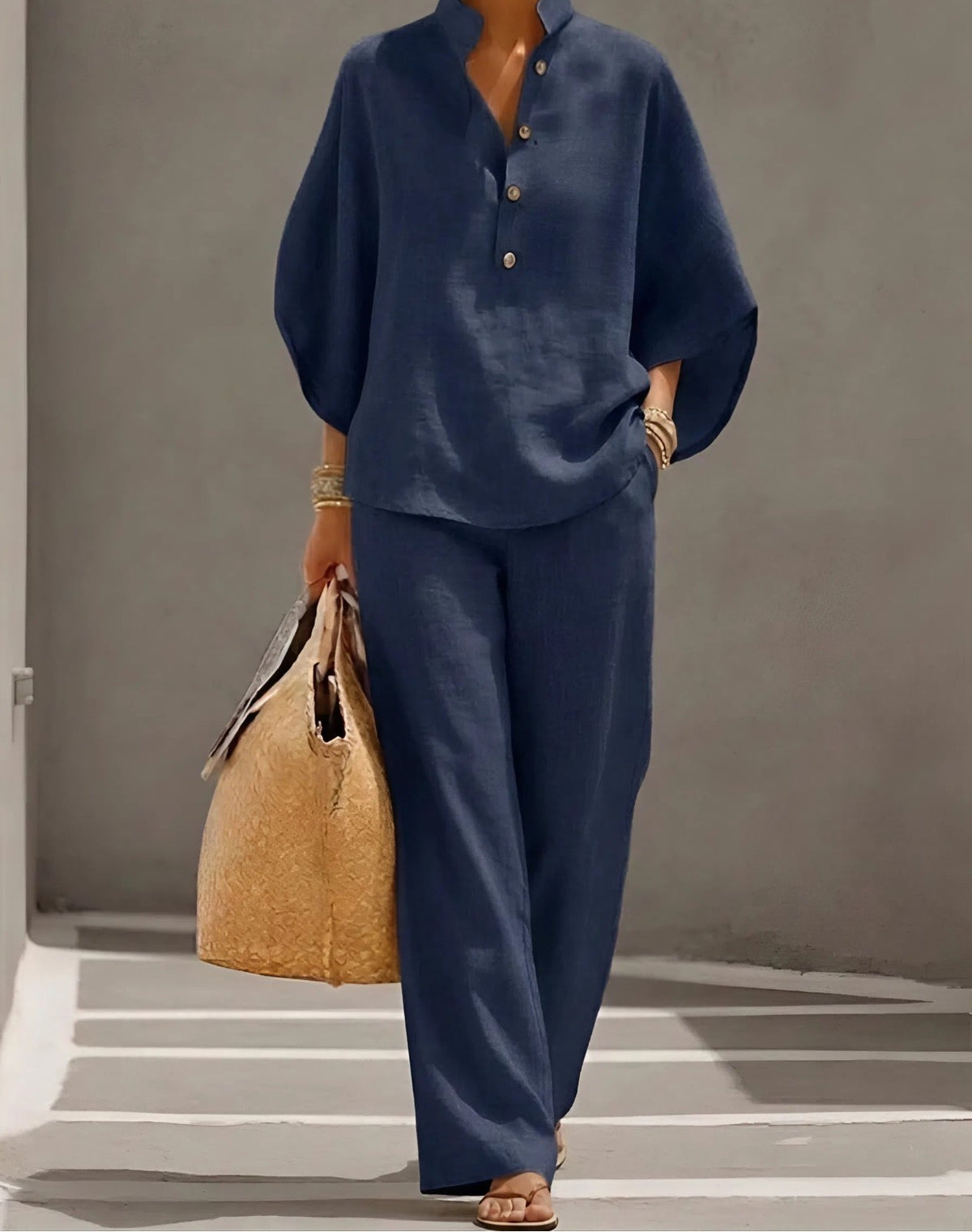 Button-up shirt and wide-leg pants set in navy – front