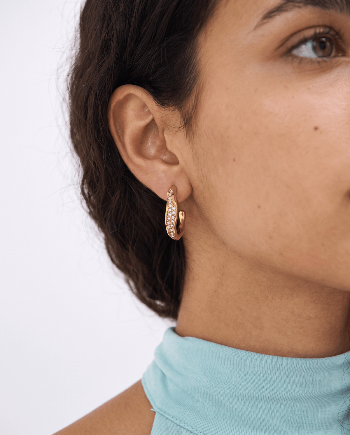 Gold-tone wavy hoop earrings with pave stones in Gold