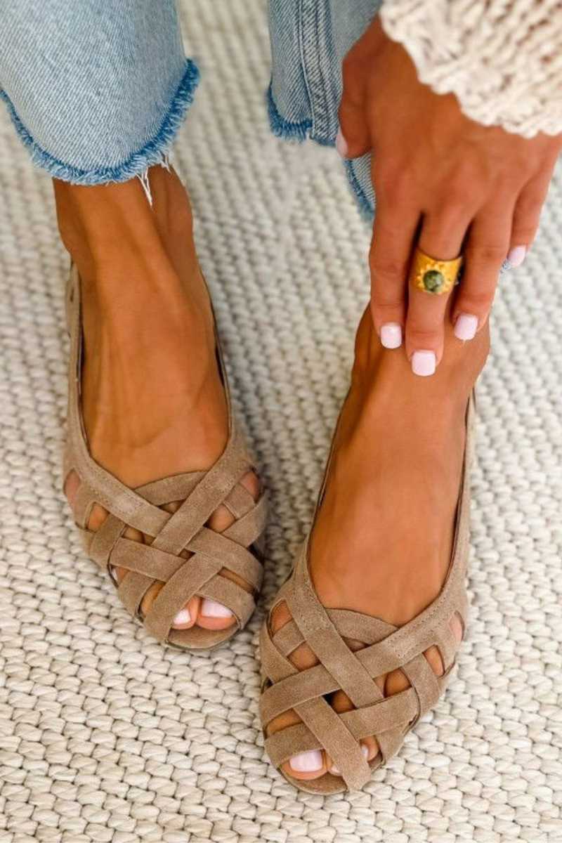 Woven flat sandals with open toe in beige