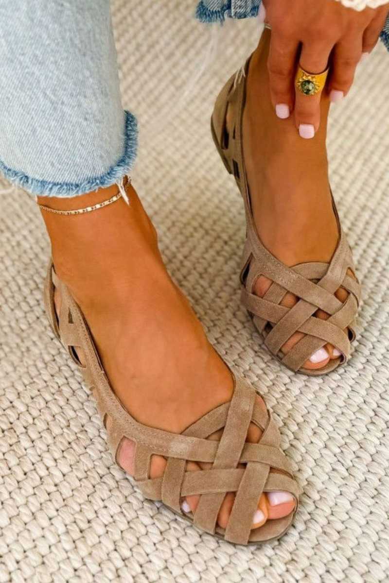 Woven flat sandals with open toe in beige