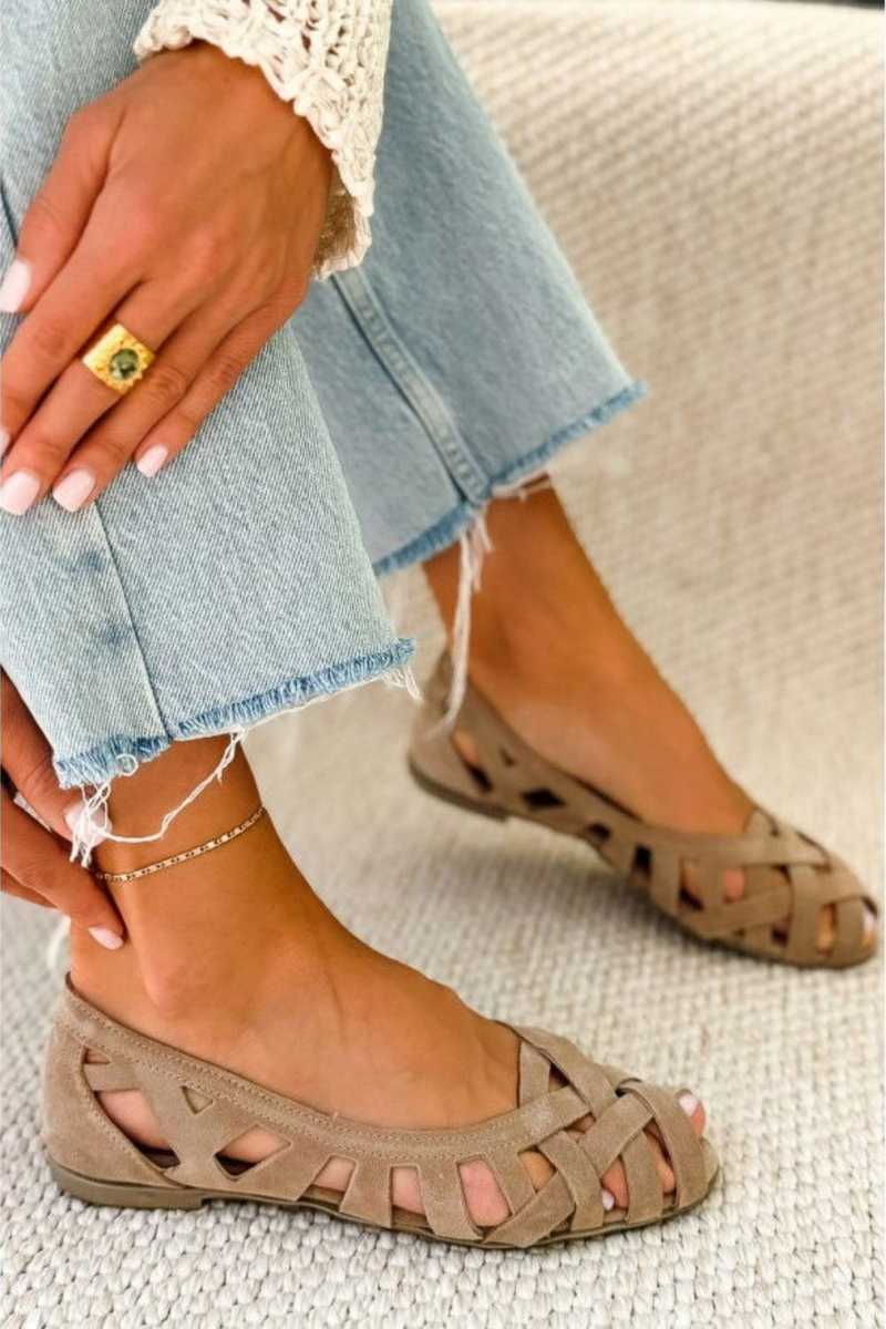 Woven flat sandals with open toe in beige