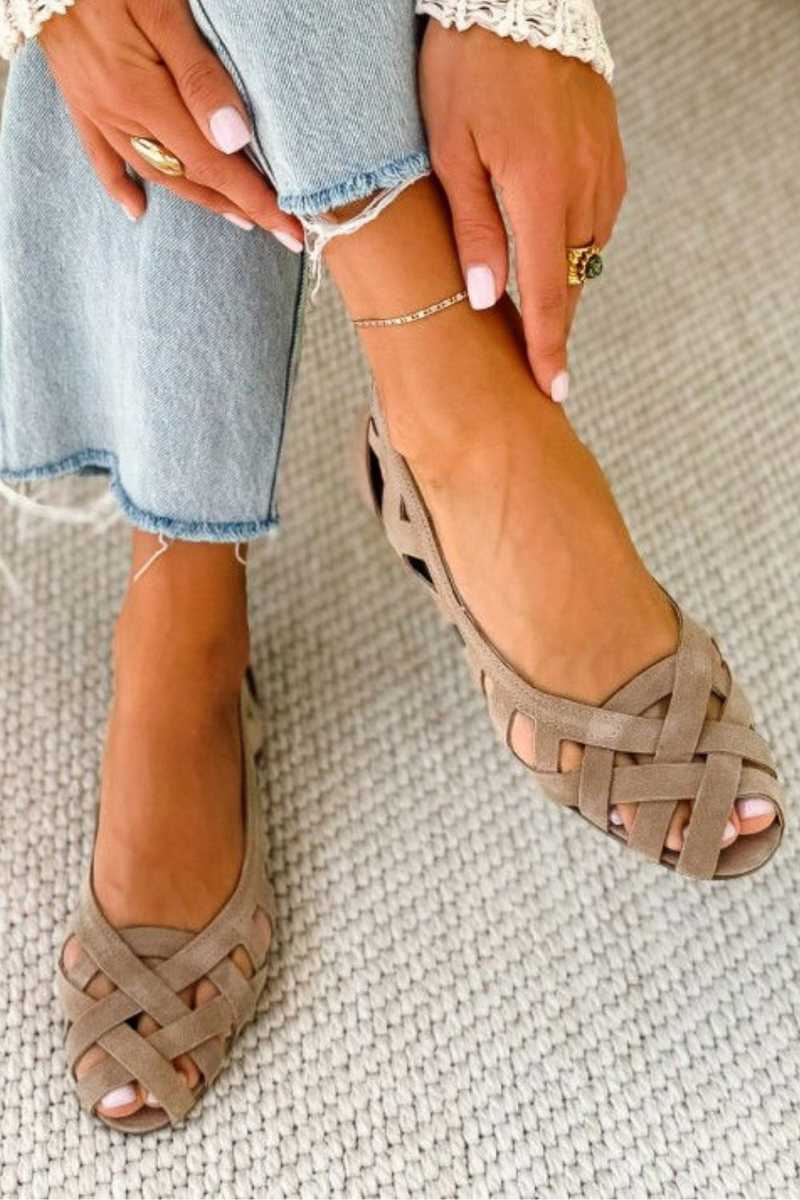 Woven flat sandals with open toe in beige