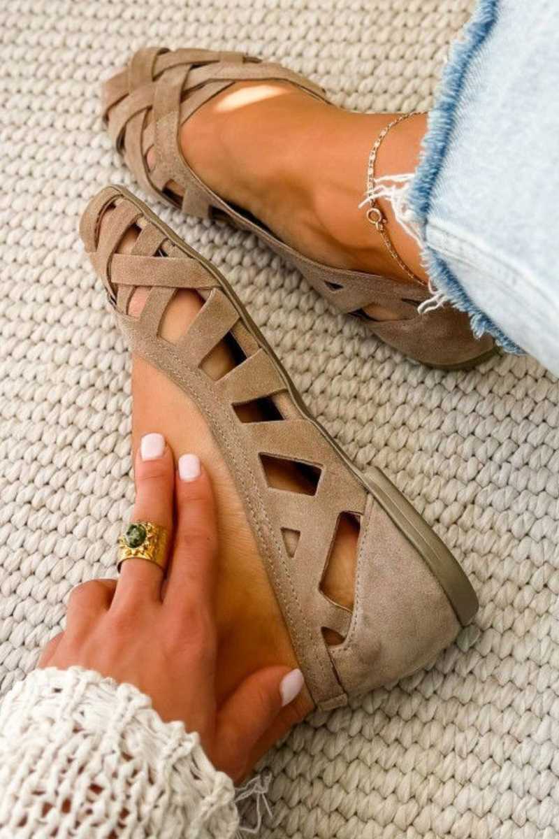 Woven flat sandals with open toe in beige