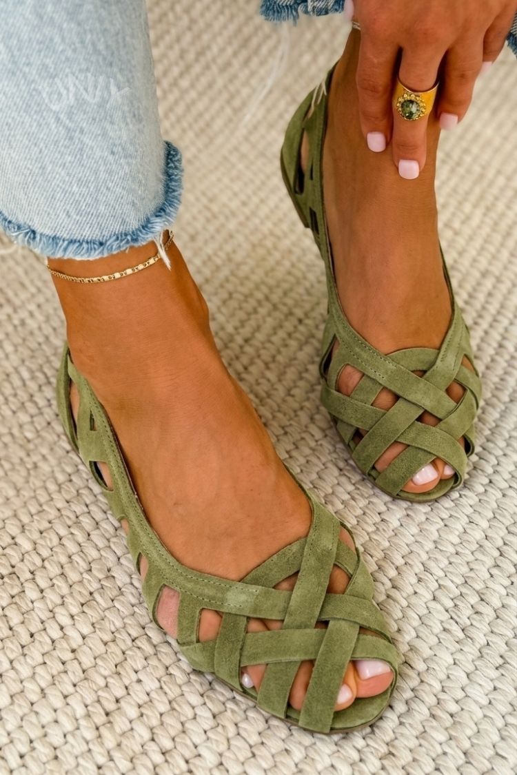 Woven flat sandals with open toe in olive