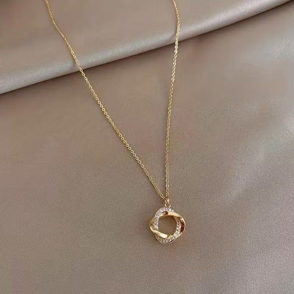 Twisted ring pendant necklace in gold tone – close-up
