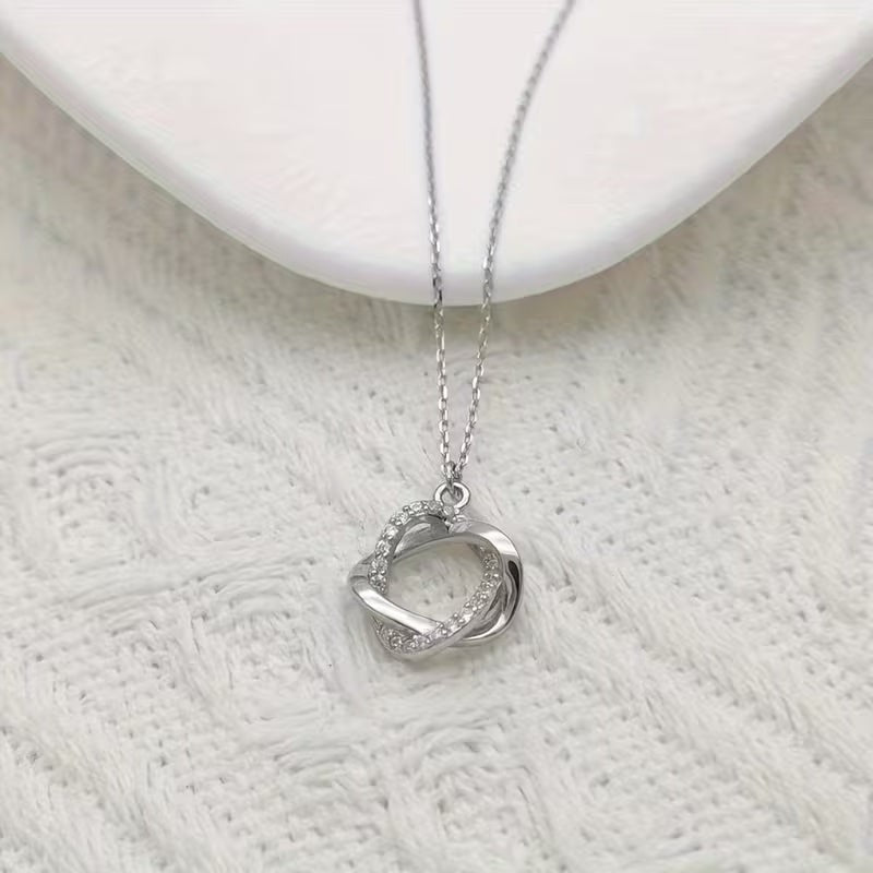 Twisted ring pendant necklace in silver tone – close-up