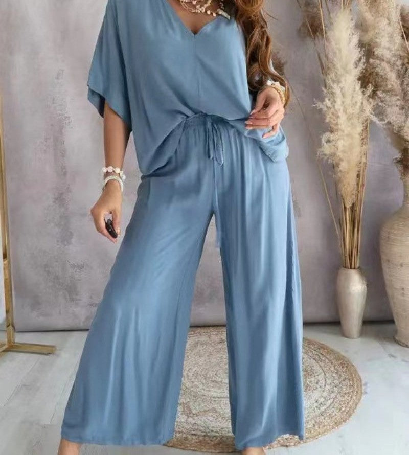 V-neck top and wide-leg pants set in blue – front