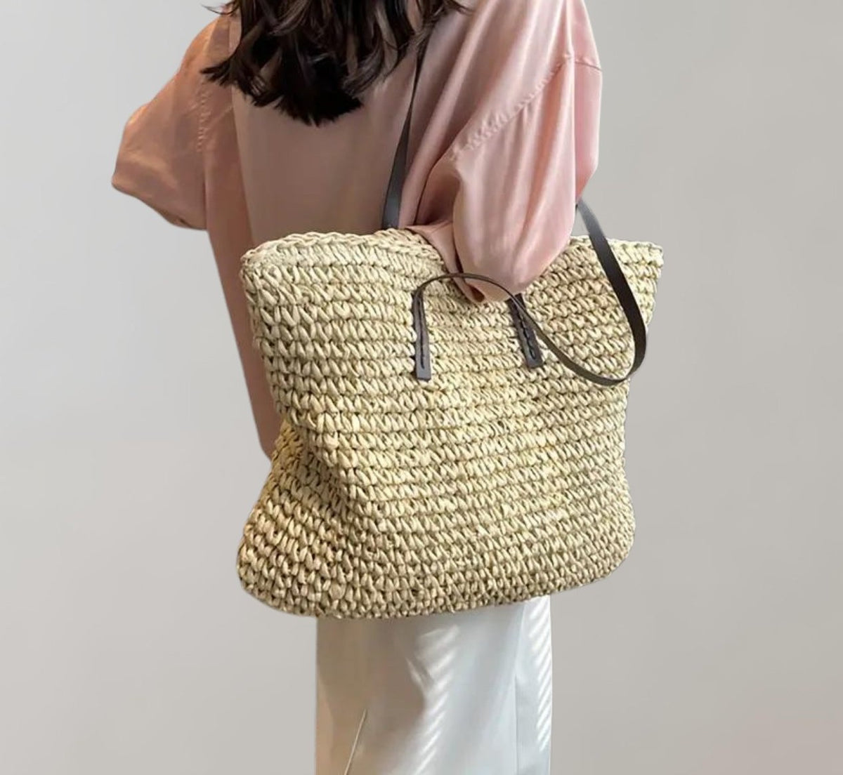 Woven straw tote bag in beige – side view